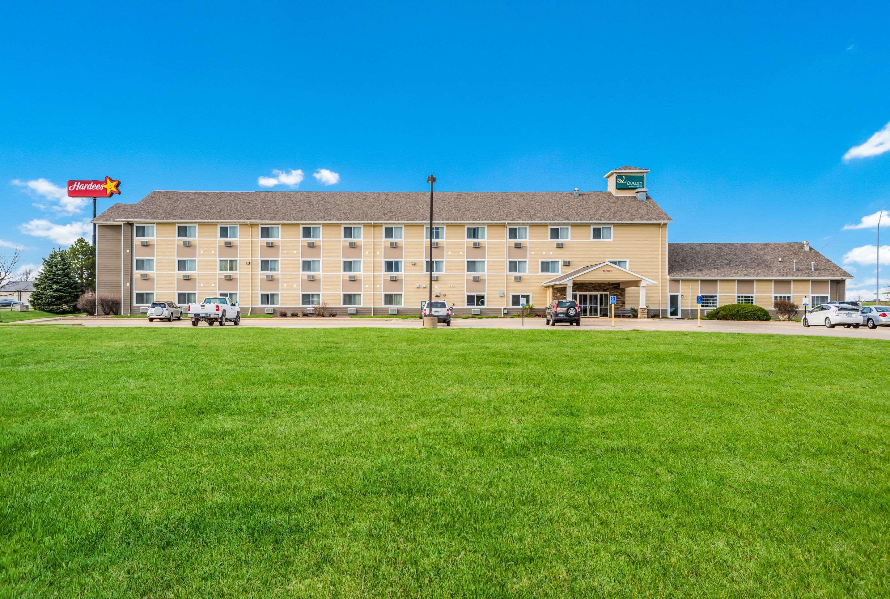 Quality Inn & Suites Eldridge Davenport North Extérieur photo