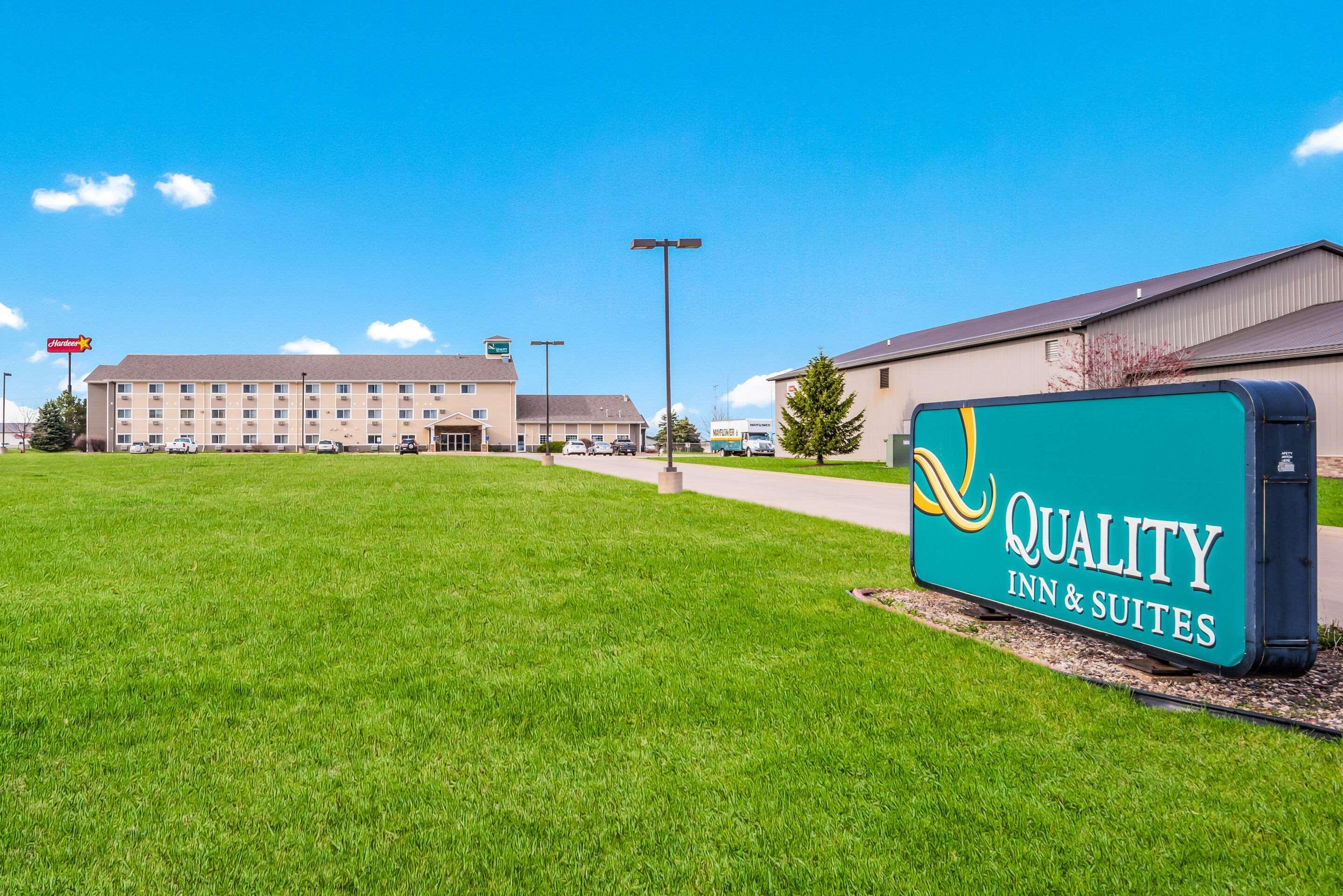 Quality Inn & Suites Eldridge Davenport North Extérieur photo
