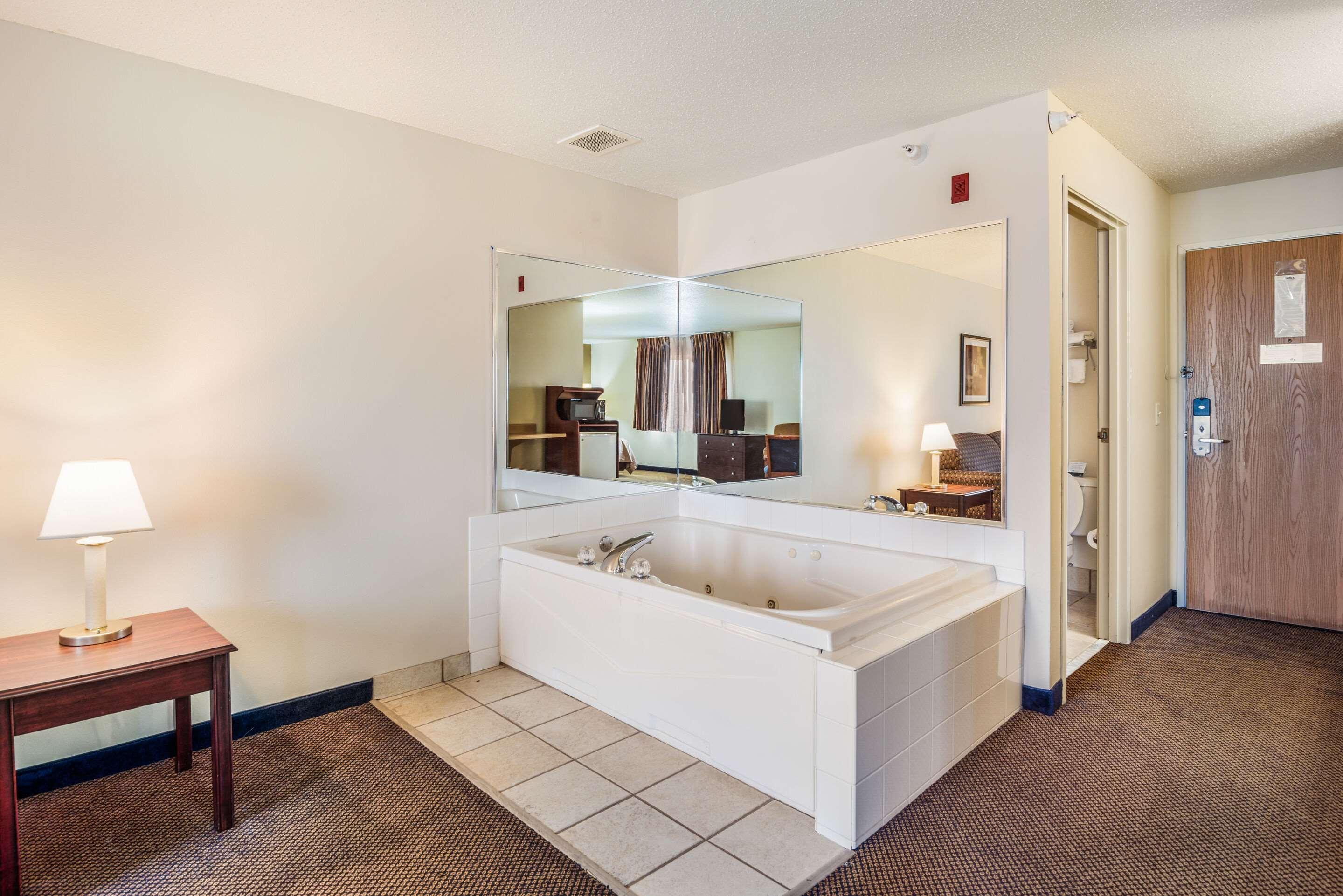 Quality Inn & Suites Eldridge Davenport North Extérieur photo