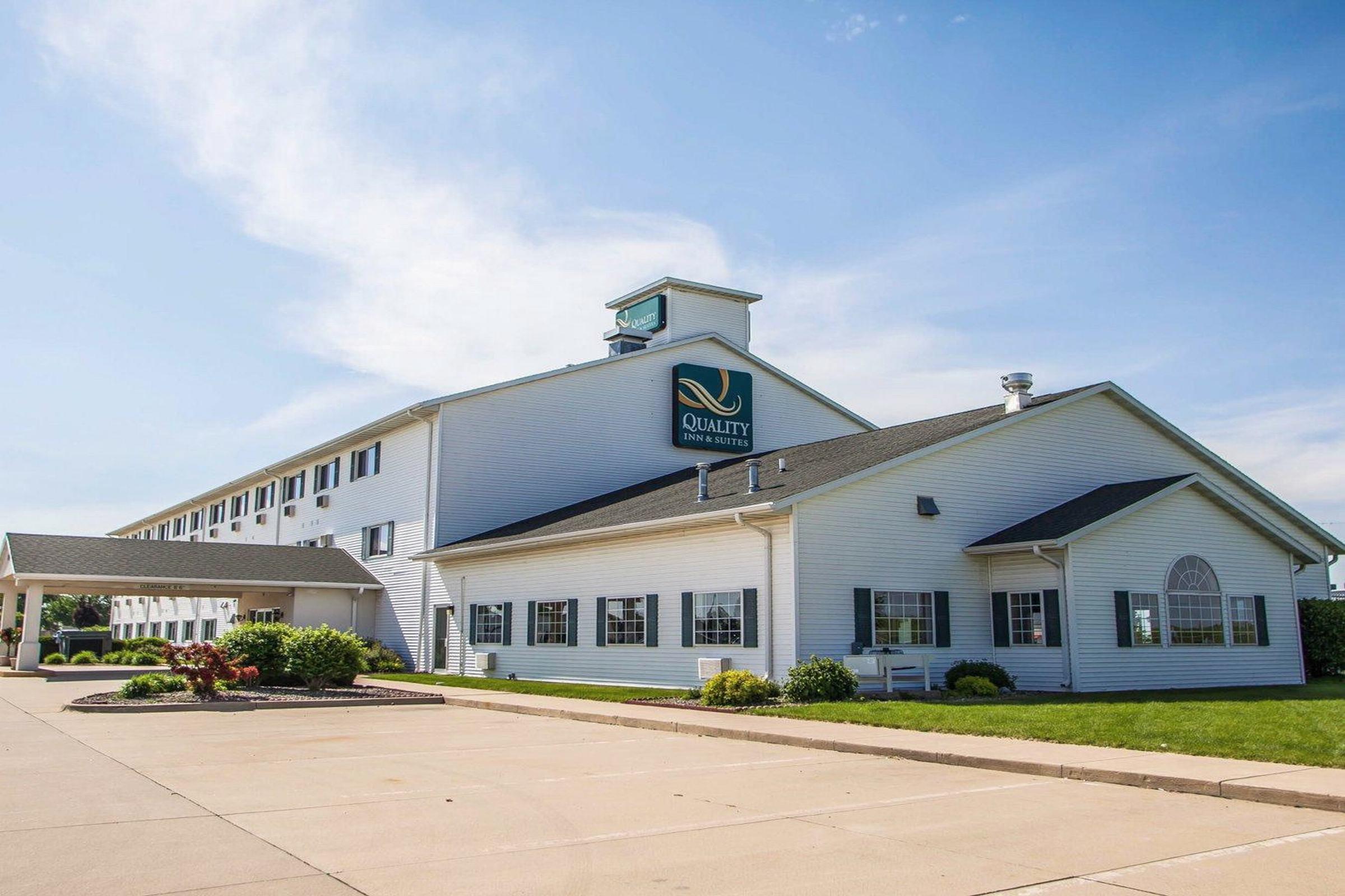 Quality Inn & Suites Eldridge Davenport North Extérieur photo