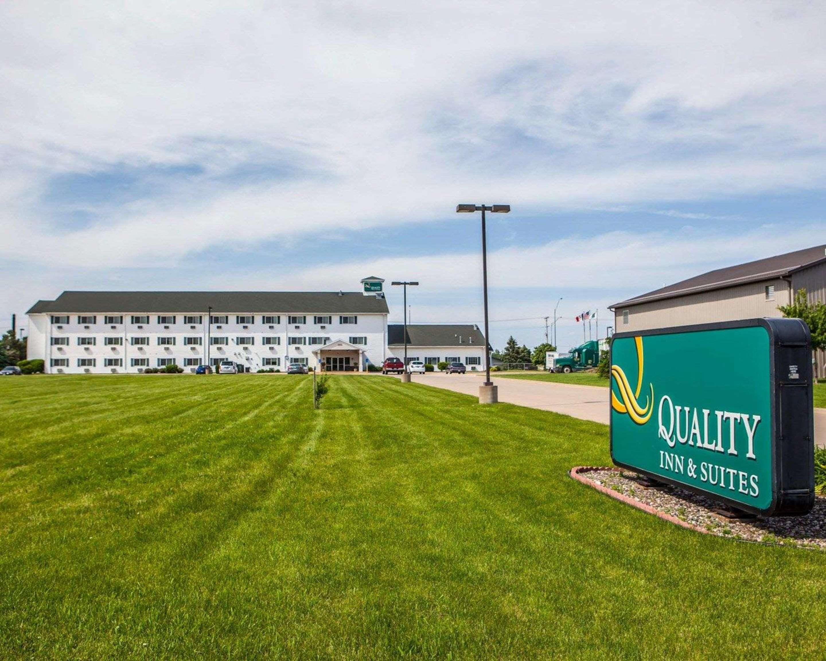 Quality Inn & Suites Eldridge Davenport North Extérieur photo