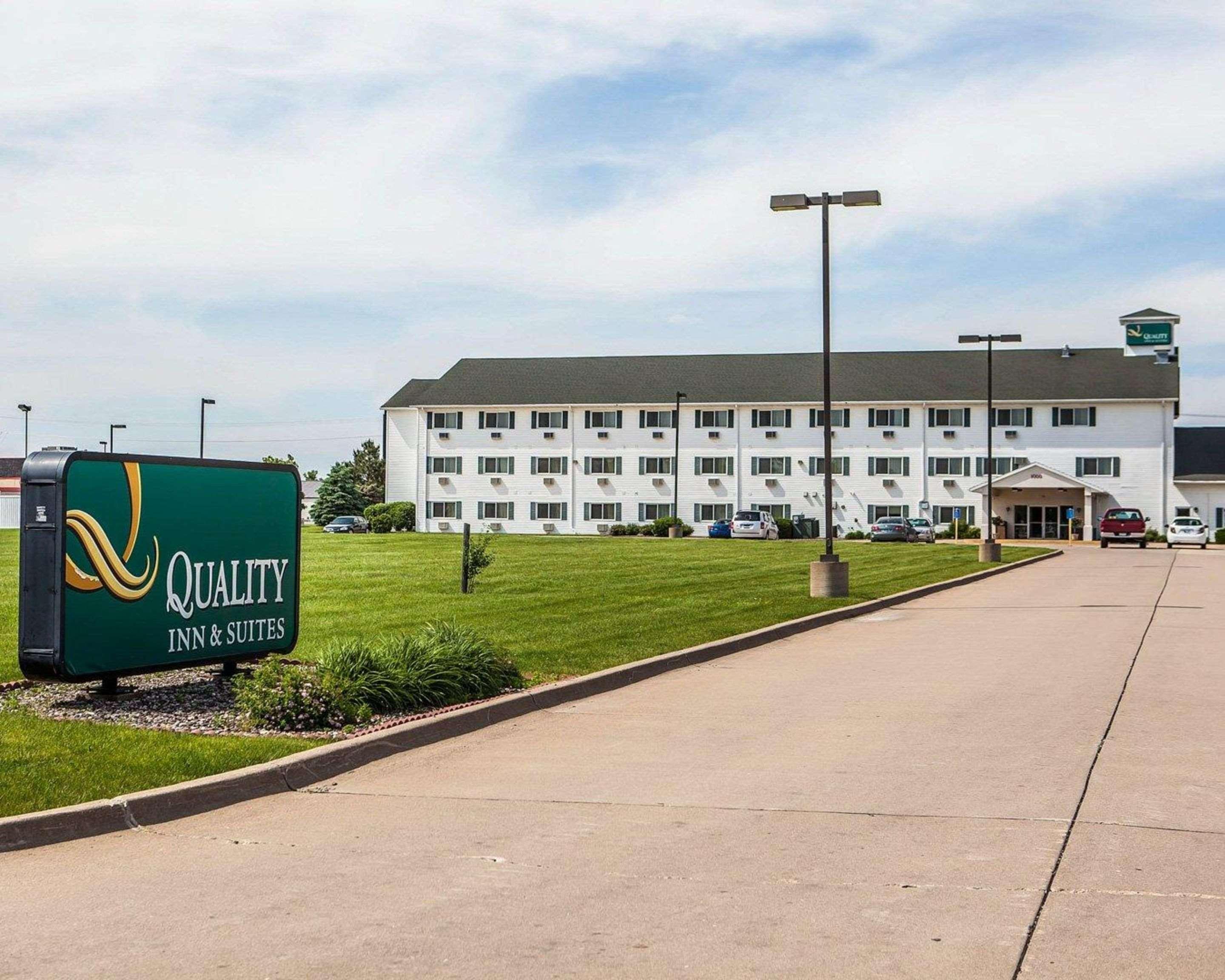 Quality Inn & Suites Eldridge Davenport North Extérieur photo